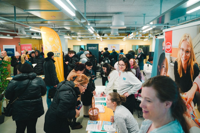 Samtal mellan utställare och besökare på CareerConnect